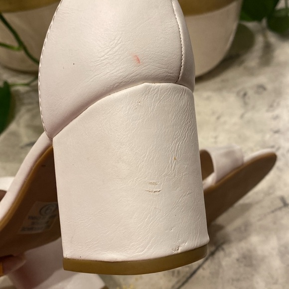 CityClassified Elegant White Block Heel Sandals size 9 - Picture 8 of 8